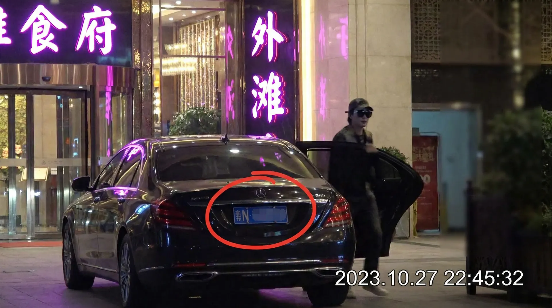 女神视频-女神高清直播频道|热门美女聚集地 - 豪车餐厅外被拍